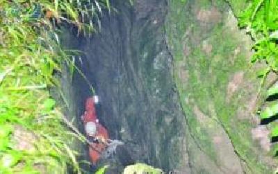 村民失足被困百米山崖 建始消防悬垂下山救人