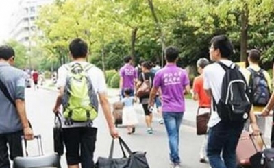 开学季大学新生购置行头比“烧钱” 家长叹吃不消