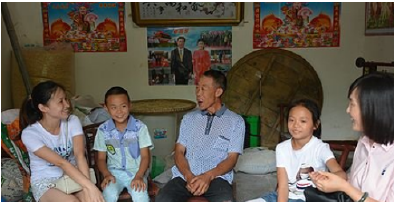 恩施日报社来宣恩万寨乡开展关爱贫困留守儿童公益活动