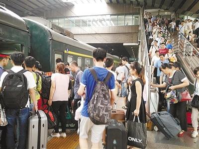 武汉铁路局增开23对客车应对中秋客流