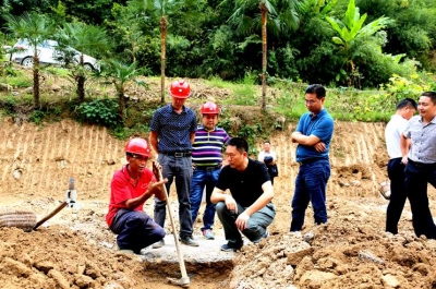鹤峰县委书记：易地扶贫搬迁必须横下一条心啃下硬骨头兑现军令状