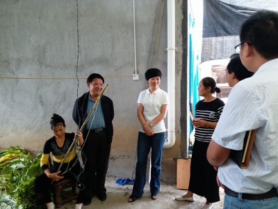 建始县长向红林督办“白转烤”产区烟叶烘烤及分级扎把工作  