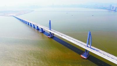 港珠澳大桥主体桥梁贯通