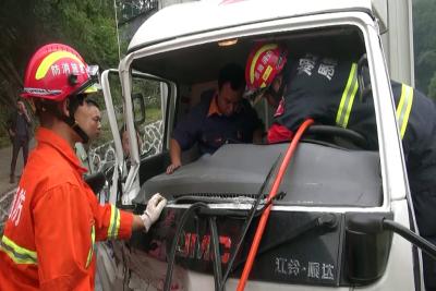 两车相撞司机被困 咸丰消防火速救援