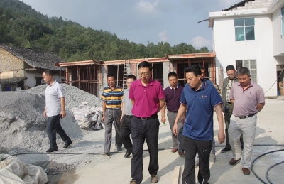 鹤峰县长督办易地扶贫搬迁、灾后重建、烟叶收购等工作
