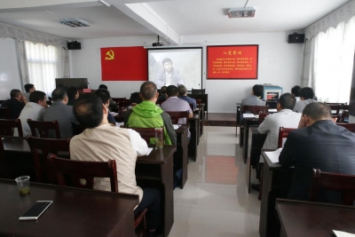 恩施州经济开发区全体党员干部到店子坪村开展“支部主题党日”活动培训