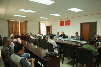 来凤县检察院重阳节慰问退休干警