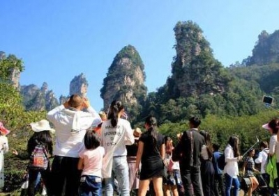 中国游客国庆在越南火烧越南盾 被驱逐出境
