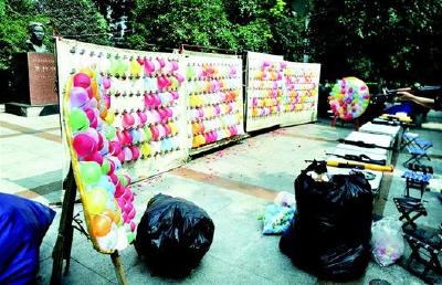 英雄塑像前小贩摆摊射气球 游客：这对英雄不尊重