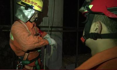 建桥工人雨夜被困30余米高桥墩上 巴东消防疾驰救援 