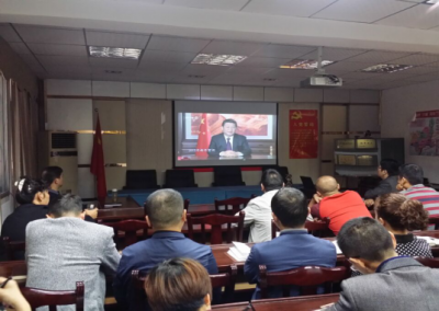 建始县环保局全体党员干部集体收看专题片《永远在路上》