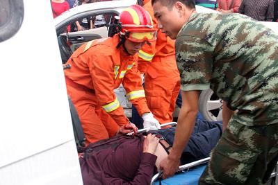 两车相撞一人被困 消防官兵紧急施救