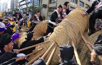 日本冲绳县万人同场拔河竞技