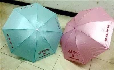 文明伞传递温暖 爱的鼓励走进心田   