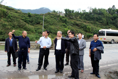 国土资源部地质环境司司长关凤峻到恩施州调研