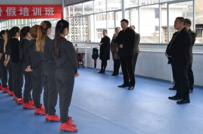 恩施州总工会党组书记、常务副主席卓俊杰 检查省排舞大赛备战情况 