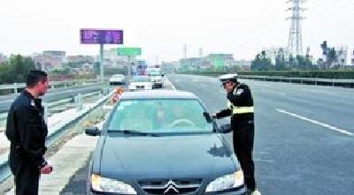 利川 | “酒司机”高速上酣睡 遇检查准备逆行逃跑被查处
