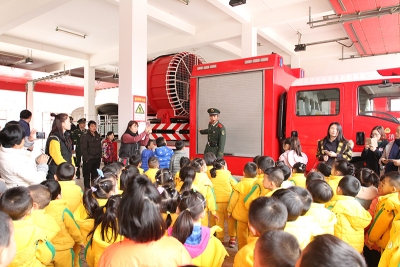 一个“萌娃”带动一个家庭——民艺幼儿园来到消防中队开展亲子演练活动