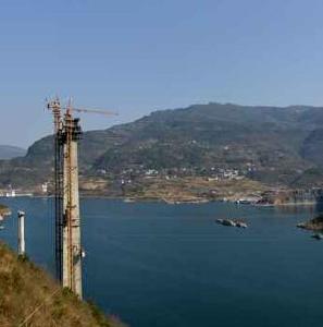 巴东 | 水布垭清江大桥建设进行中 竣工后以船渡江成历史