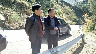 恩施州民宗委主要领导到恩施市二官寨村调研特色民居建设