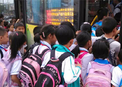巴东 | 朋友圈呼吁老人错峰乘公交 “让座”学生上班族