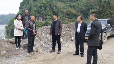 来凤县副县长赵映年督查全县突出环境问题整治情况