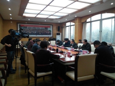 刘芳震到州人大常委会就《政府工作报告（征求意见稿）》征求意见