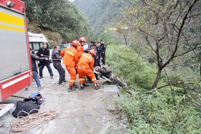 鹤峰 | 农用车冲下山崖2人被困 2个半小时后成功救援