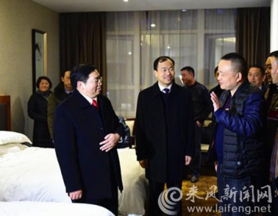 【聚焦两会】来凤县领导看望出席县十七届人大一次会议代表