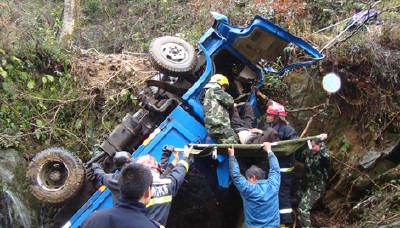 鹤峰 | 农用车冲下山崖 2人被困险酿悲剧