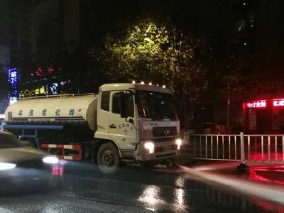 恩施 | 物流车超高油漆洒一地 6台冲洗车5小时作业冲干净