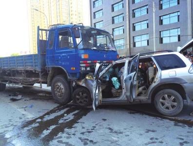 宣恩 | 两车相撞致一人被困 事故为行车安全敲警钟