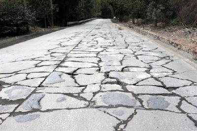 巴东 | 巴巫公路日通行4000辆车 公路不堪重负