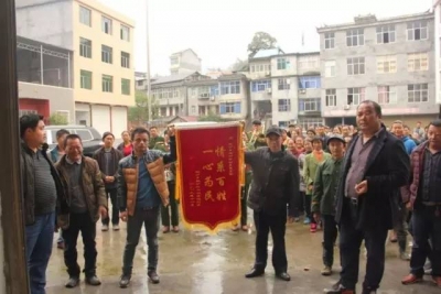脱贫路上‖情系百姓的村委会