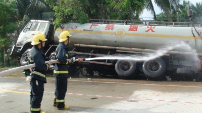 鹤峰 | 一油罐车侧翻汽油泄漏  殃及路边光缆危情四伏