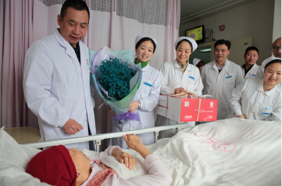点亮守护生命健康的灯：恩施州中心医院医护人员春节期间与患者之间的暖心事