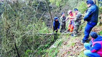 建始 | 一农妇坠入天坑右手骨折 被困7小时后救出