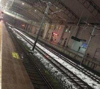 武汉今晨迎2017年第一场雪 湖北多条高速临时交管