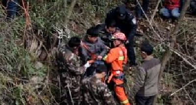 建始 | 六旬老人不慎坠入天坑 警民合力成功解救