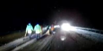 沪渝高速鄂西段骤降大雪 公安路政紧急除雪保畅