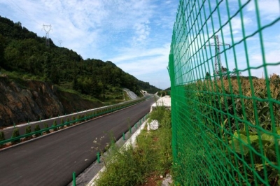 春节期间恩黔高速道路结冰16车连环相撞 5小时疏通高速