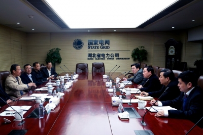 刘芳震与省电力公司总经理肖黎春会谈 