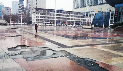 民族广场路面遭工程车损坏 恩施市住建局：将尽快进行修复