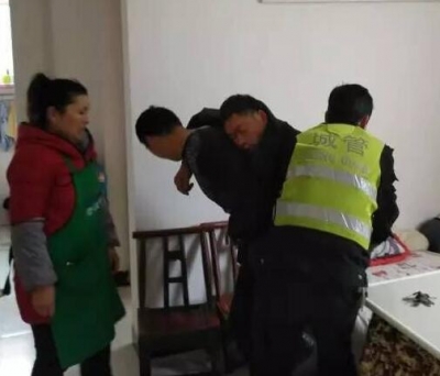鹤峰 | 中年男子因患癫痫晕倒路旁 城管热心相帮送他回家