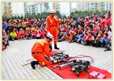 恩施：50余名小学生走进军营学消防