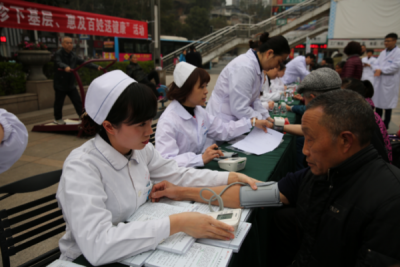 健康义诊下基层 惠及百姓送健康 ——恩施州中心医院举行大型健康义诊活动 