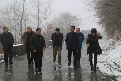 吕金施赴建始县龙坪乡新场垭村调研脱贫攻坚工作 