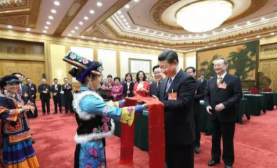 妇女节这天,看了彝族女代表带来的照片,习近平非常高兴