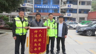 鹤峰 | 河北一货车冲出路面发生侧翻 交警“神速救两命”