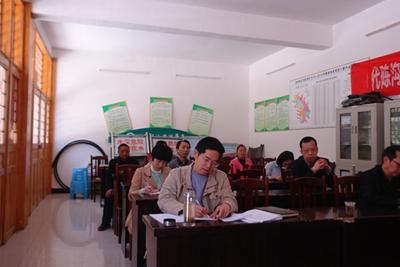 岗村联动抓党建 党员入户受教育